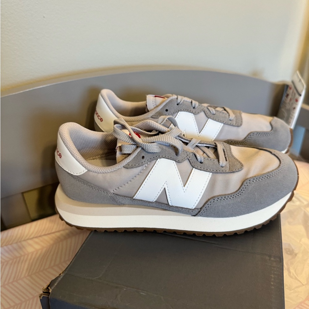 New Balance 327 - Picture 2 of 3